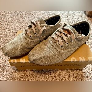 TOMS Women’s Light Gray Sneakers